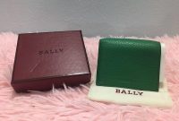 Comparing High End Wallet Brands Online in a Stylish Way