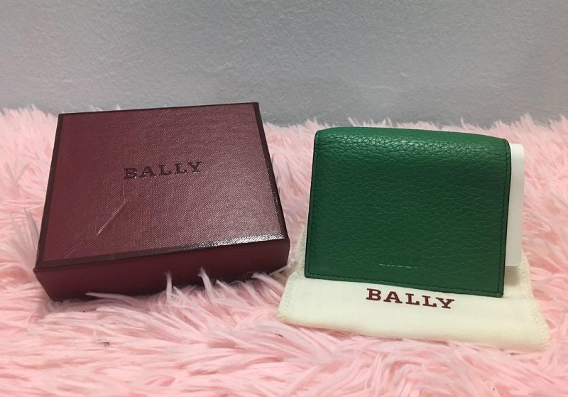 Comparing High End Wallet Brands Online in a Stylish Way