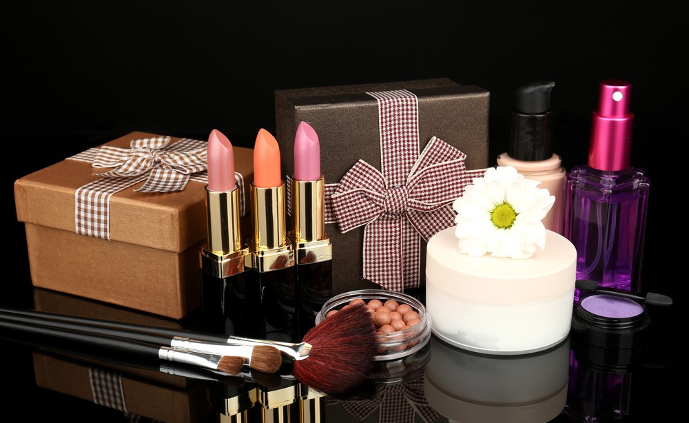 Pros and Cons of Buying Makeup Kits from Online Stores